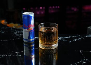 red bull drankje in een glas
