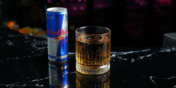 red bull drankje in een glas