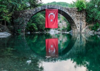 Brug in Turkije met een Turkse vlag aan de brug