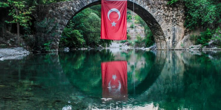 Brug in Turkije met een Turkse vlag aan de brug