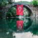 Brug in Turkije met een Turkse vlag aan de brug