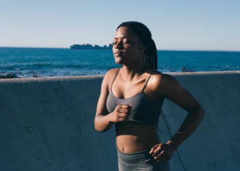 Donkere vrouw hardlopen