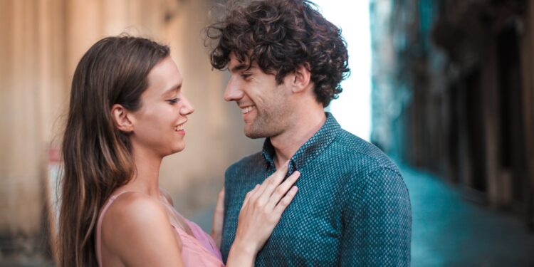 flirtend man en vrouw