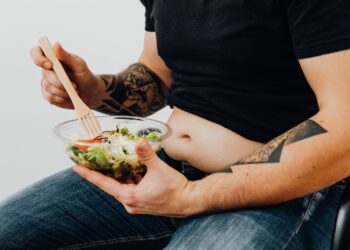 Iemand die een salade eet