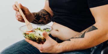 Iemand die een salade eet