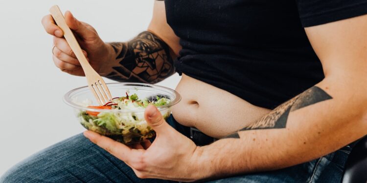 Iemand die een salade eet