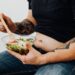 Iemand die een salade eet