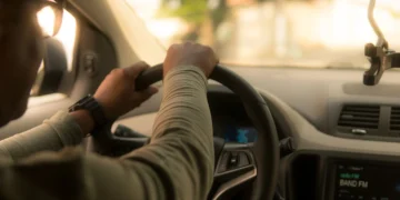 uber chauffeur die in de auto zit