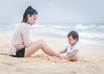 Moeder en kind op strand