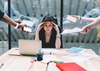 Iemand die aan het werk is en veel stress ervaart