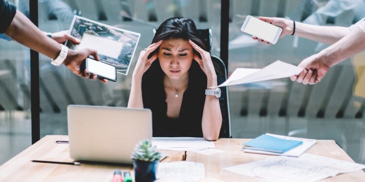 Iemand die aan het werk is en veel stress ervaart